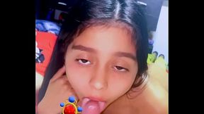 Hermosa beb&eacute_ aprendiendo a mamar verga y la grab&oacute_ con filtro de Snapchat