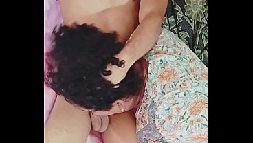 Ela j&aacute_ acordou o novinho mamando a pica dele