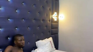 พ่อเลี้ยงผิวดำร่วมเพศกับลูกเลี้ยงหนุ่มอย่างเร่าร้อนในวิดีโอโฮมเมดสุดเร่าร้อน