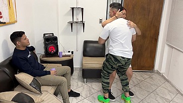 Bailando con La Esposa de mi Amigo y Aproveche para Frotarle mi Polla en Su Culo al frente de el NTR Netorare