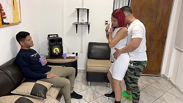 Bailando con La Esposa de mi Amigo y Aproveche para Frotarle mi Polla en Su Culo al frente de el NTR Netorare