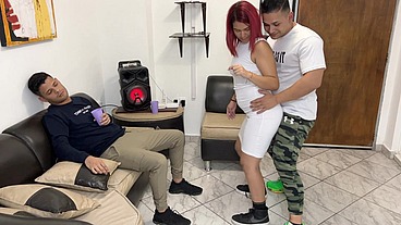 Bailando con La Esposa de mi Amigo y Aproveche para Frotarle mi Polla en Su Culo al frente de el NTR Netorare
