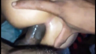 Cậu nhỏ to đâm mạnh vào mông to của cô ấy