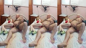 novinha transou tanto que cansou e foi tirar uma soneca enquanto isso o velho ficou batendo uma punheta para gozar leitinho quentinho