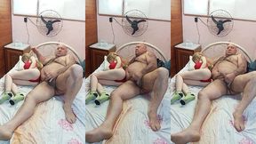 novinha transou tanto que cansou e foi tirar uma soneca enquanto isso o velho ficou batendo uma punheta para gozar leitinho quentinho