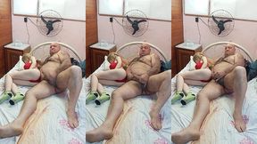 novinha transou tanto que cansou e foi tirar uma soneca enquanto isso o velho ficou batendo uma punheta para gozar leitinho quentinho