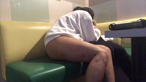 【素人】カラオケの中でイチャつく大学生カップルお互いにムラムラしてきてその場で静かく激しく愛し合う。
