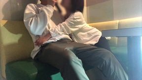 【素人】カラオケの中でイチャつく大学生カップルお互いにムラムラしてきてその場で静かく激しく愛し合う。
