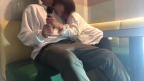【素人】カラオケの中でイチャつく大学生カップルお互いにムラムラしてきてその場で静かく激しく愛し合う。