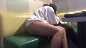 【素人】カラオケの中でイチャつく大学生カップルお互いにムラムラしてきてその場で静かく激しく愛し合う。