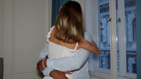 rusa ninf&oacute_mana espera en la ventana a su novio para que le de su dosis de polla cubana