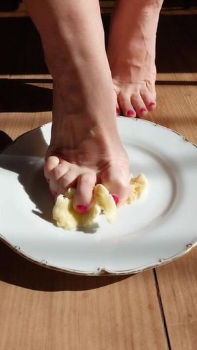 Feet and banana.👄