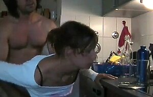 Facecam-Bild eines stehenden Hundes in der Kuche