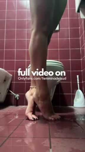 Italian girl floods her boss's office to squirt