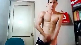 Muscular twink stretches and fingers his gaping hole on webcam
