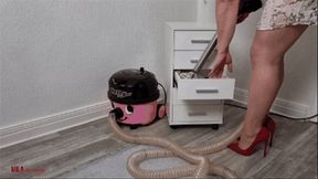 Mila - Vacuuming mistery items from drawers