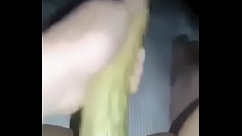 Rica madura se mete un pepino para m&iacute_