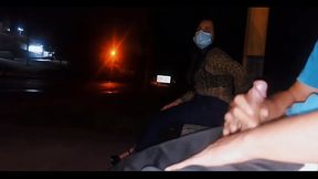 S&eacute_rio !! Eu corro o risco de colocar meu pau na frente dessa mulher esperando o &ocirc_nibus ... Como ela vai reagir?