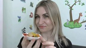 With all your strength, press your teeth on the bears MP4 HD 720p