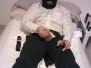 trajeado con corbata jugando con dildo y corriendose