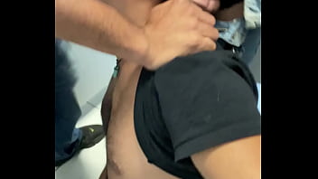 COM MACHOS NO BANHEIRO E FAZENDO O QUE ELES MAIS GOSTAM.