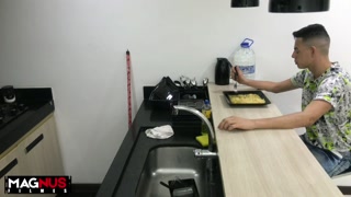 faxineira chupou meu pau na cozinha
