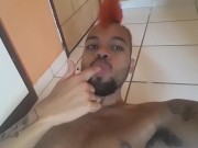 Punk tomando leite