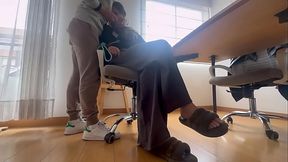 Mi esclava se porta mal y yo la amarro para hacerle cosquillas como castigo