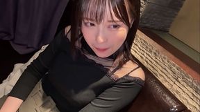 【潮吹き体質のあざカワ受付嬢】清楚なフリして超あざとい美人受付嬢と居酒屋&rarr_バッセンデート！「休憩したいなぁ&hellip_ダメ？」上目遣いのオネダリに完全敗北！/「いただきます」机の下に潜り込んでトロ顔チンしゃぶ！大量潮吹きマ●コに中出し！/夜景を見ながら二回戦！美尻を震わせ止まらないイキ潮でベッド浸水！