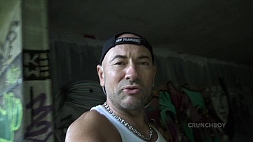 ENZO PREND UNE GROSSE BITE DANS SON CUL