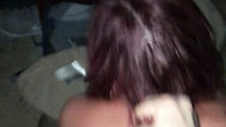 فيديو منزلي الصنع لفتاة ناضجة عاهرة ناضجة تمارس الجنس الشرجي العنيف