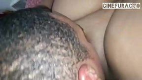 garota de ebano bbw cavalgando em um grande galo