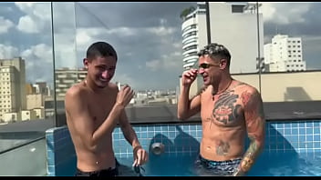 ELE ME CHAMOU PRA UM BANHO DE PISCINA EXCLUSIVO