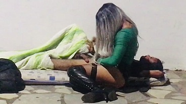 MORADOR DE RUA METENDO NO CUZINHO DA SAFADA NO MEIO DA RUA BÔNUS BASTIDORES
