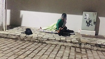 MORADOR DE RUA METENDO NO CUZINHO DA SAFADA NO MEIO DA RUA BÔNUS BASTIDORES