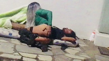 MORADOR DE RUA METENDO NO CUZINHO DA SAFADA NO MEIO DA RUA BÔNUS BASTIDORES