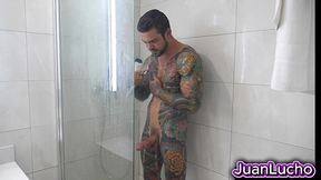 pajote de juan lucho con mallas ajustadas