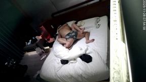 天眼偷拍 穿衣顯瘦 脫衣有肉的巨乳美女來事了 被小赤佬隔著內褲猛頂 還跟兒子一樣吃奶