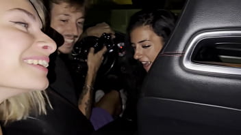 Roadhead surprise in the backseat