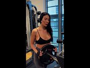 Curves flex as she grips the wheel tight in the gym 🤤