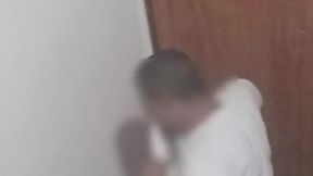 Namorada do corno estranho no banheiro (Rae Lil Black)