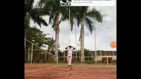 Mestre treinando com o bicho solto.