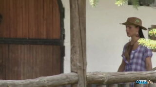 Brunett MILF med små naturliga bröst får sin trånga röv knullad av en enorm kuk