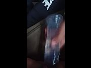 Ele gosta de socar o brinquedo em mim enquanto bate punheta