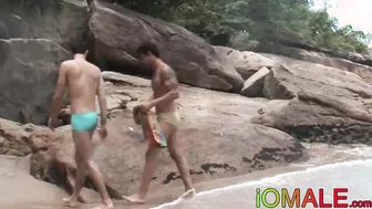 Latino jock breeds bareback on beach and shoots facial