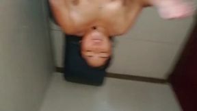 que rico como se le comieron el culo a esta hotwife mira como la hacen mear solo con un anal