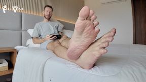 Come to bed with me - Feet Vini foot size 15 (MP4-HD 1080p)