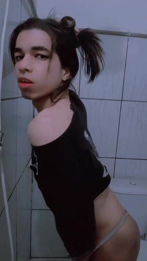 Carlazinha Puta Pelada showing her ass she shows her soft cock of the bitch Carla