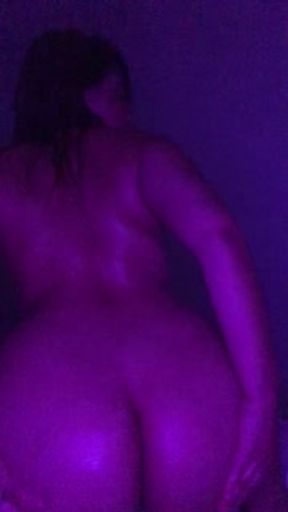 Thick Colombian shakes her big ass