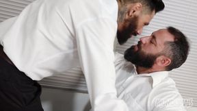 dois caras peludo e casados fodendo no escritorio